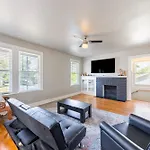 Luxurious 6 Bedroom Villa Near Downtown