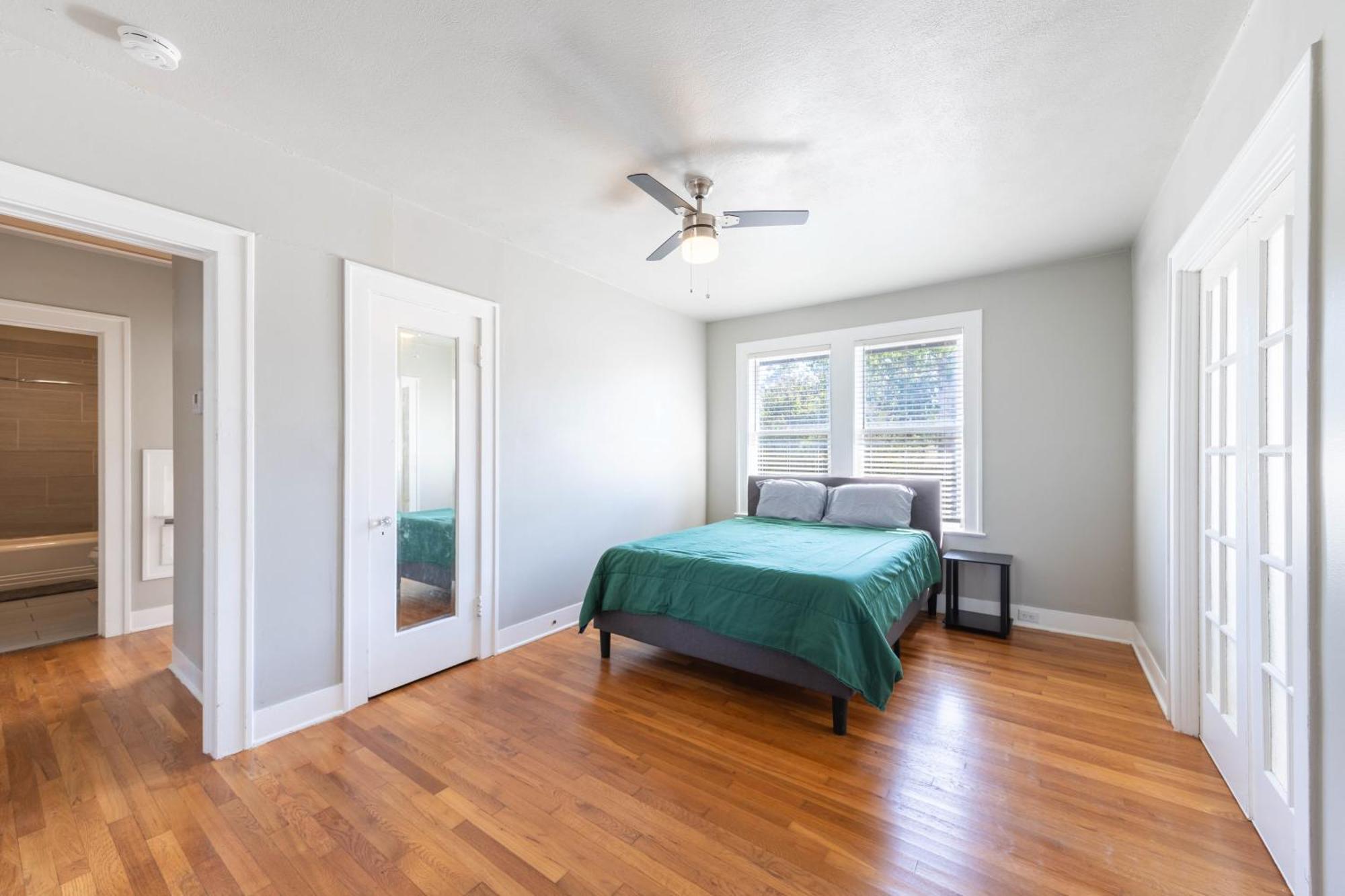Luxurious 6 Bedroom Near Downtown *