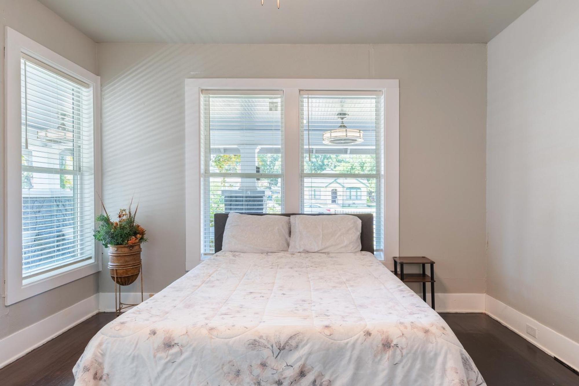 Luxurious 6 Bedroom Near Downtown Villa *