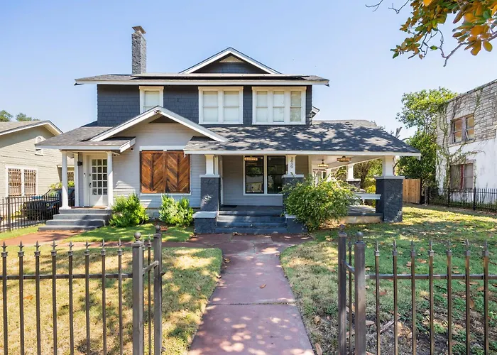 Luxurious 6 Bedroom Villa Near Downtown