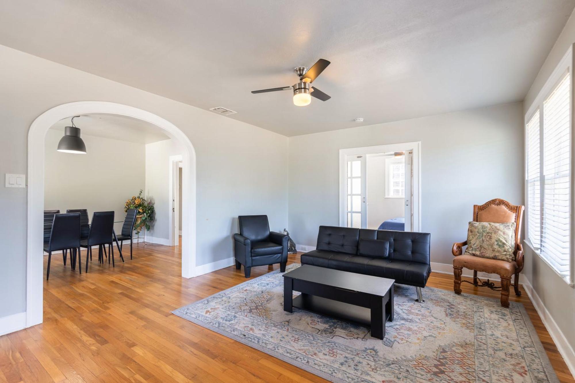Luxurious 6 Bedroom Near Downtown