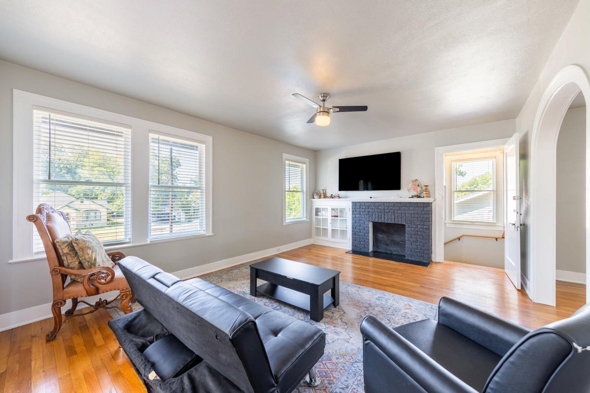 Luxurious 6 Bedroom Near Downtown Villa