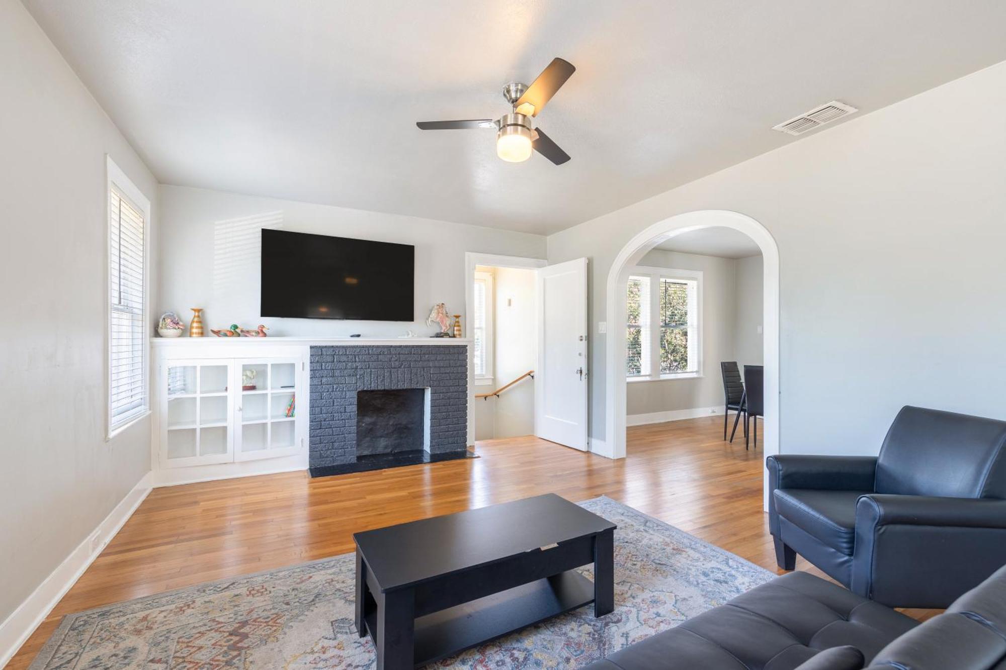 Luxurious 6 Bedroom Near Downtown