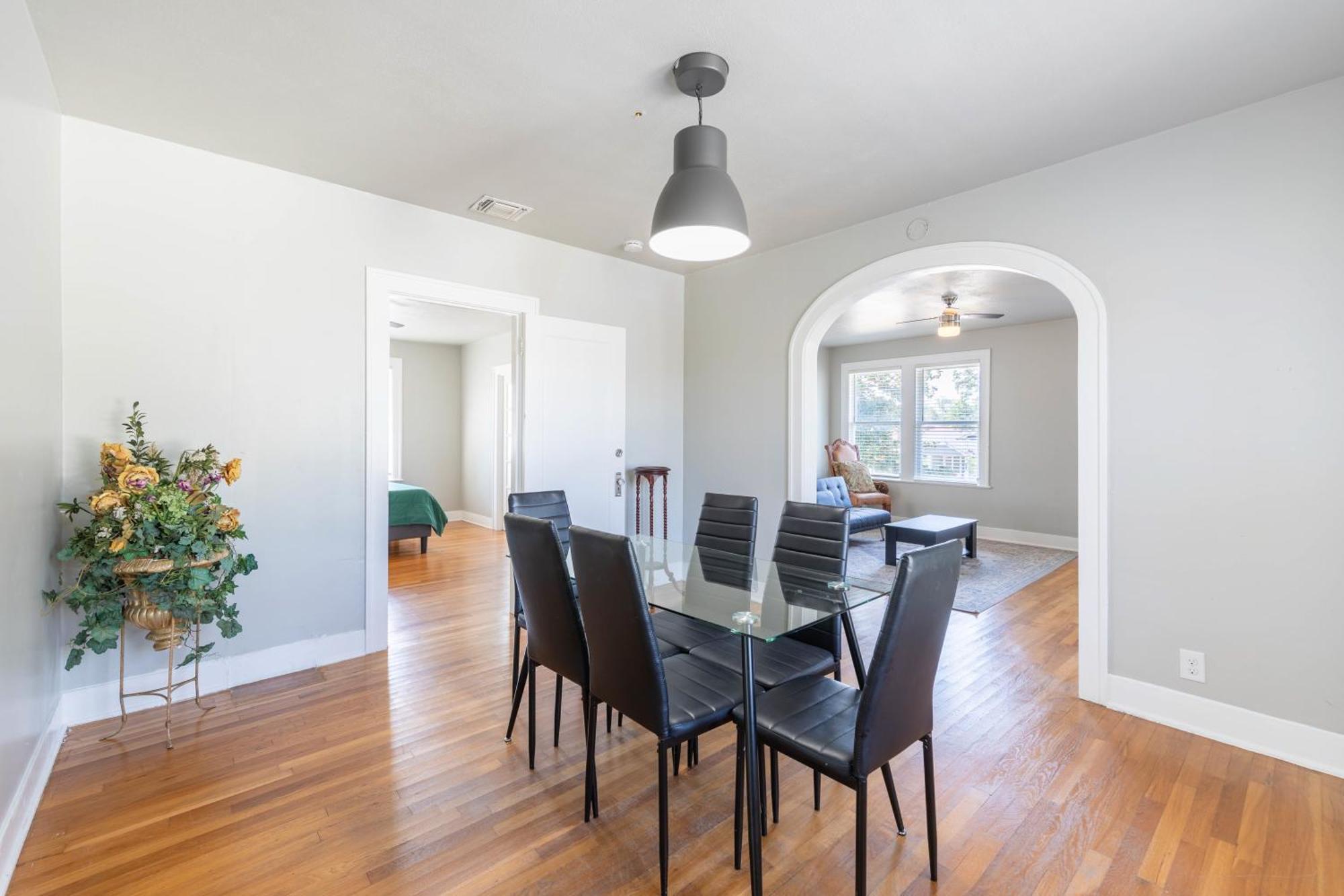 Luxurious 6 Bedroom Near Downtown Villa