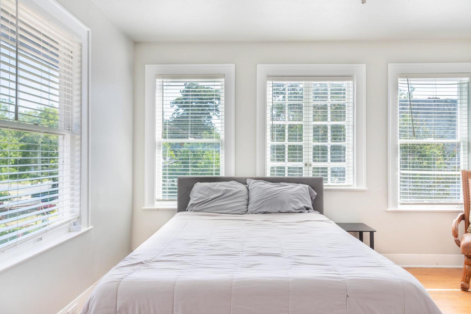 Luxurious 6 Bedroom Near Downtown *