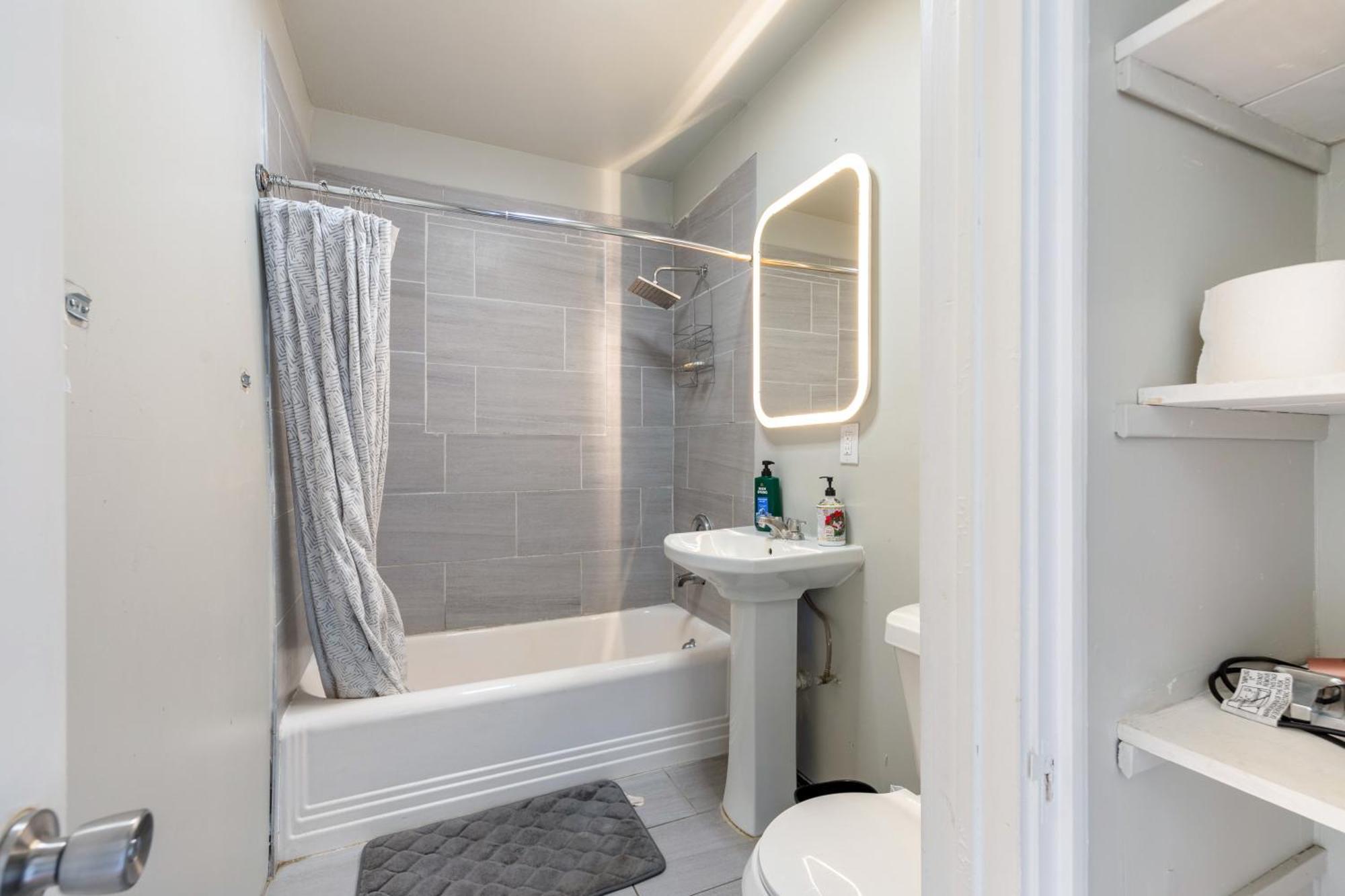 Luxurious 6 Bedroom Near Downtown Villa