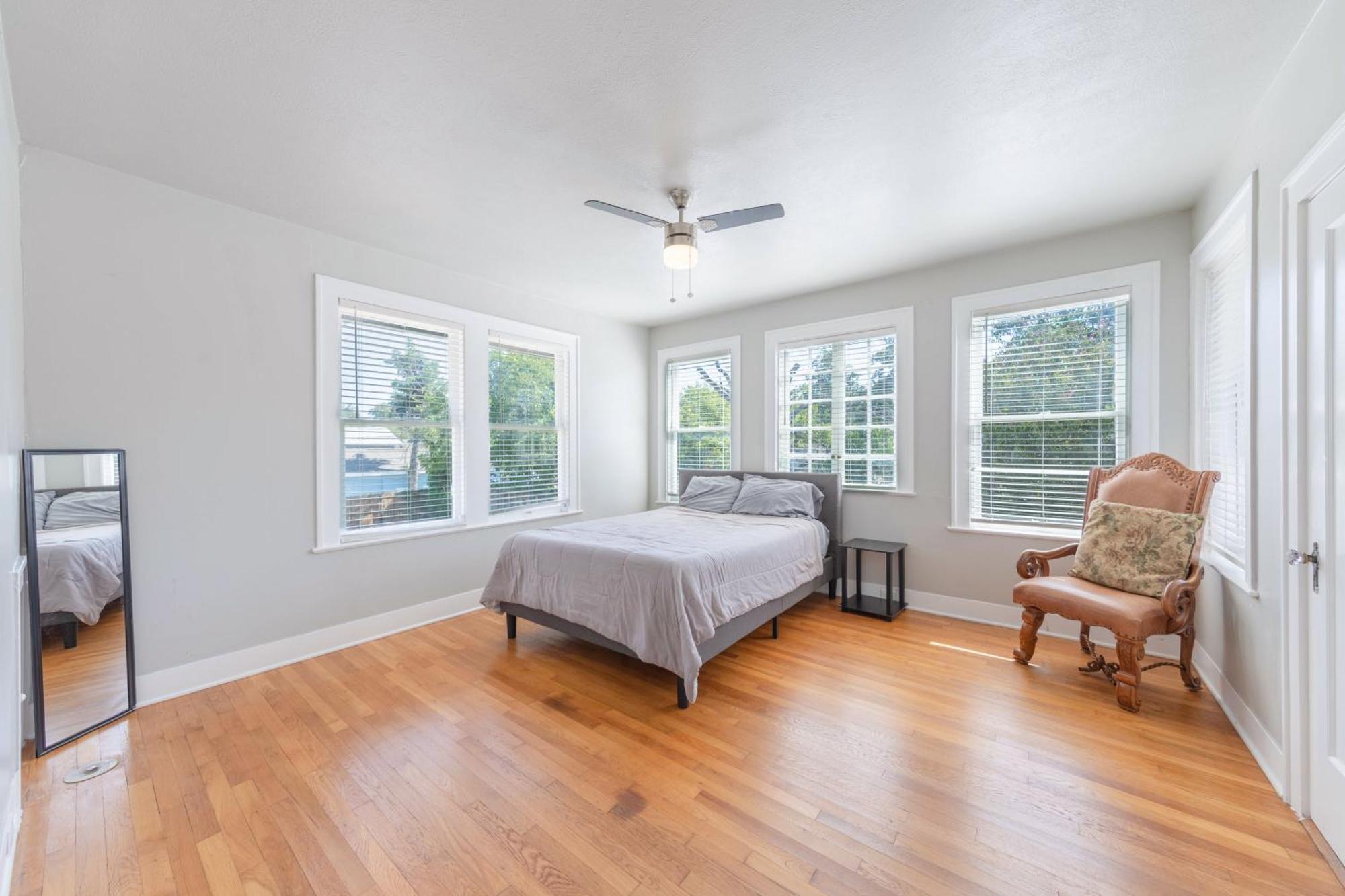 Luxurious 6 Bedroom Near Downtown *