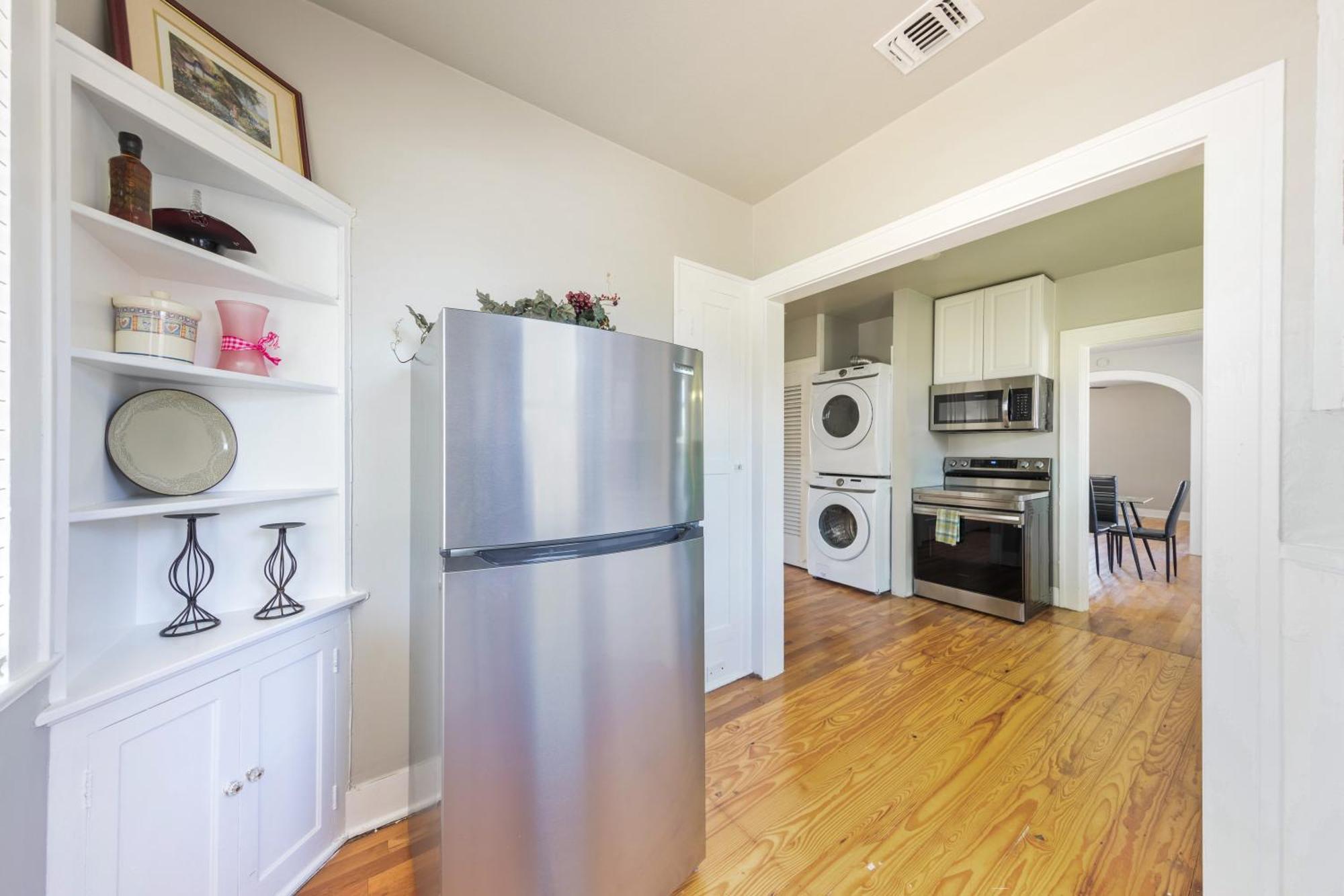 Luxurious 6 Bedroom Near Downtown Villa *