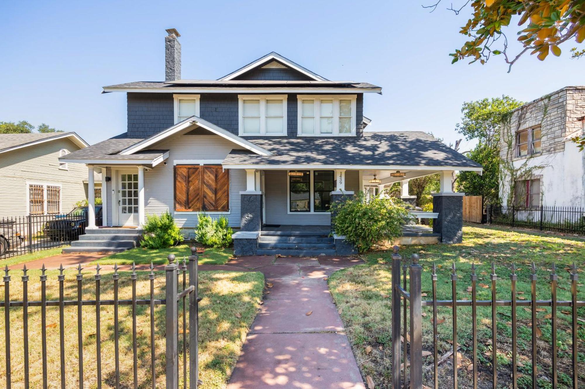 Luxurious 6 Bedroom Near Downtown Villa