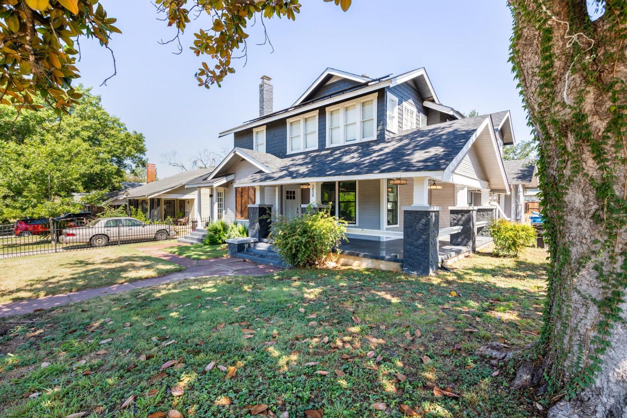 Luxurious 6 Bedroom Near Downtown Villa *