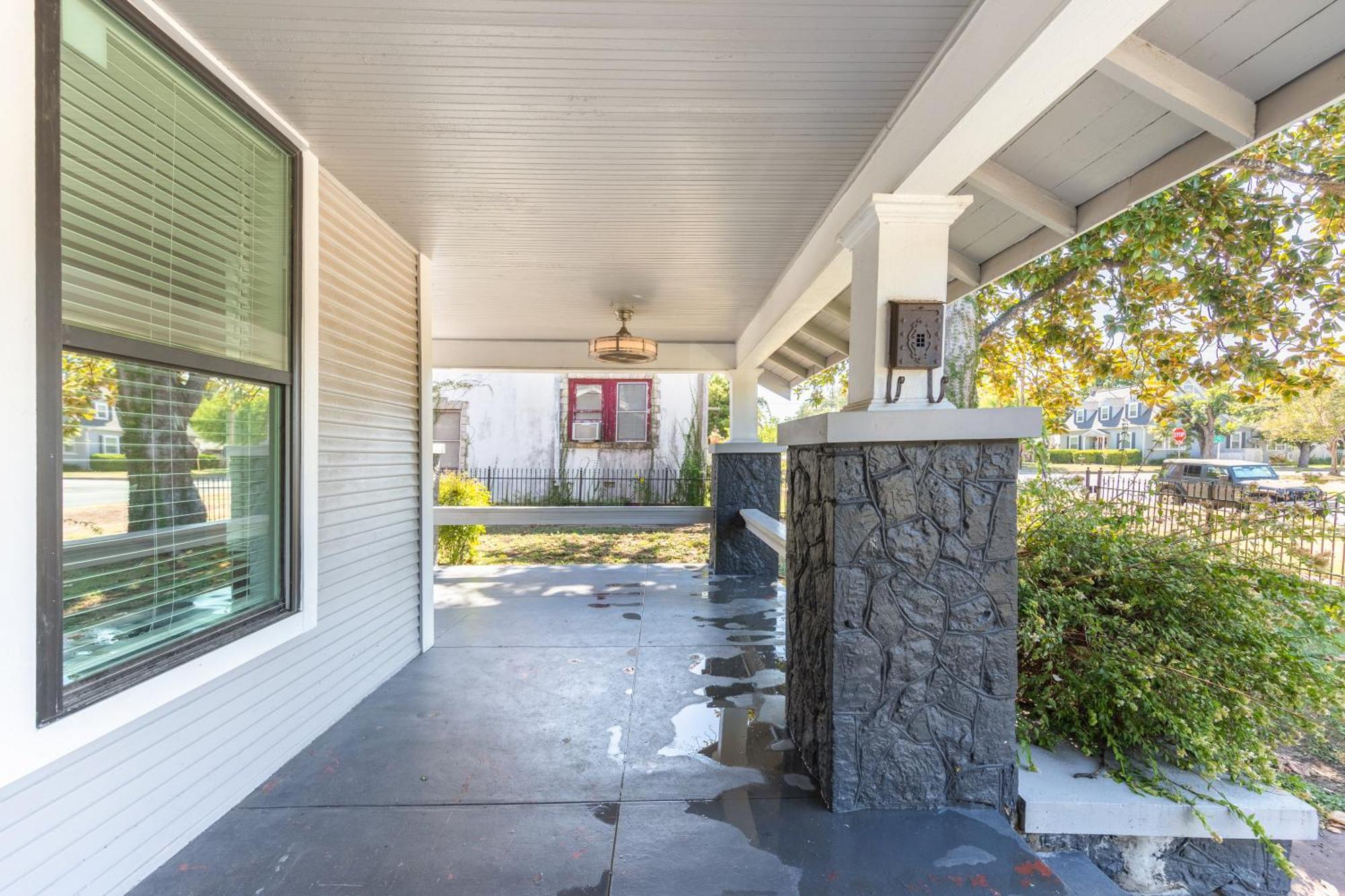 Luxurious 6 Bedroom Near Downtown Villa