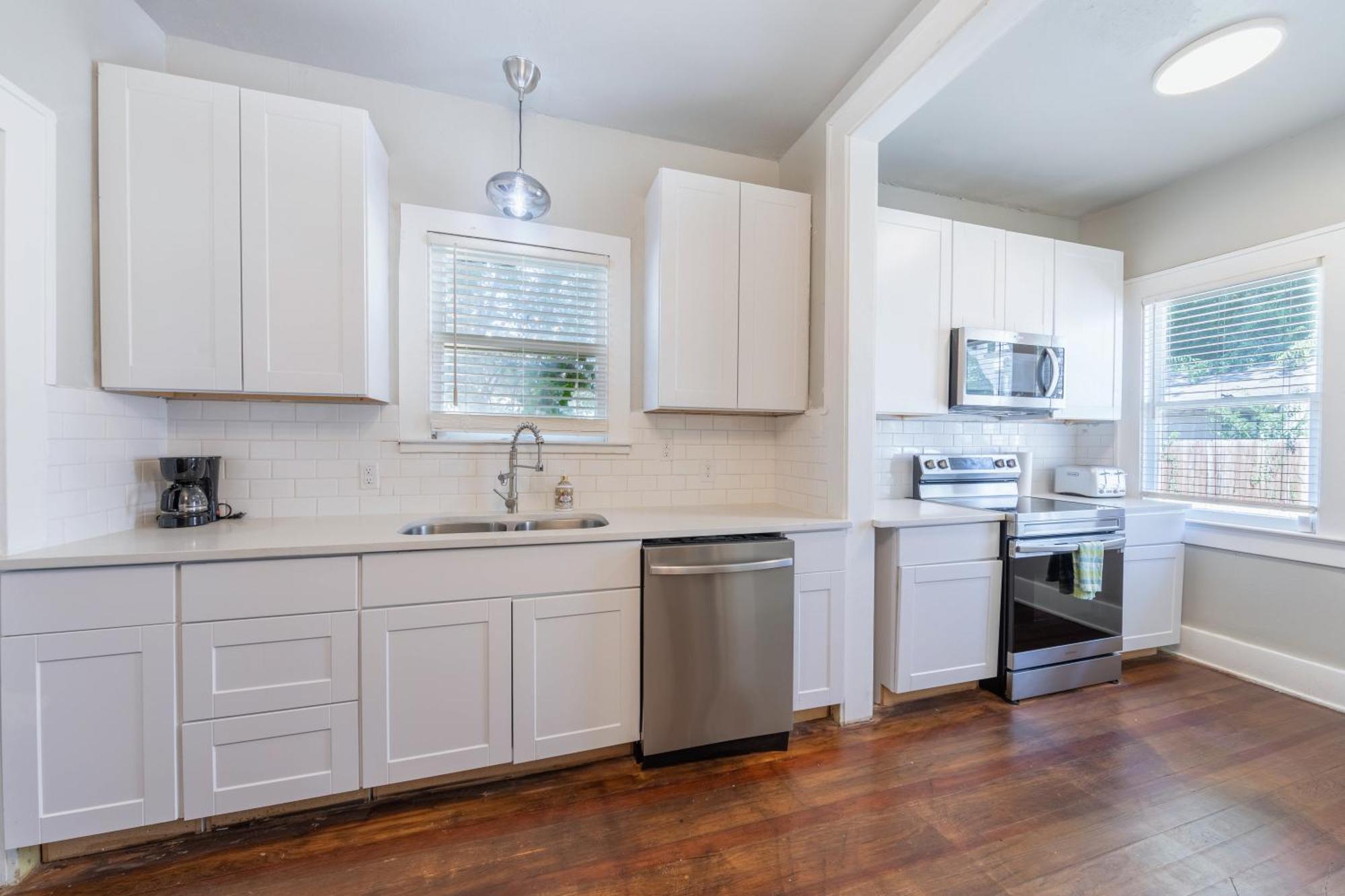 Luxurious 6 Bedroom Near Downtown Villa *