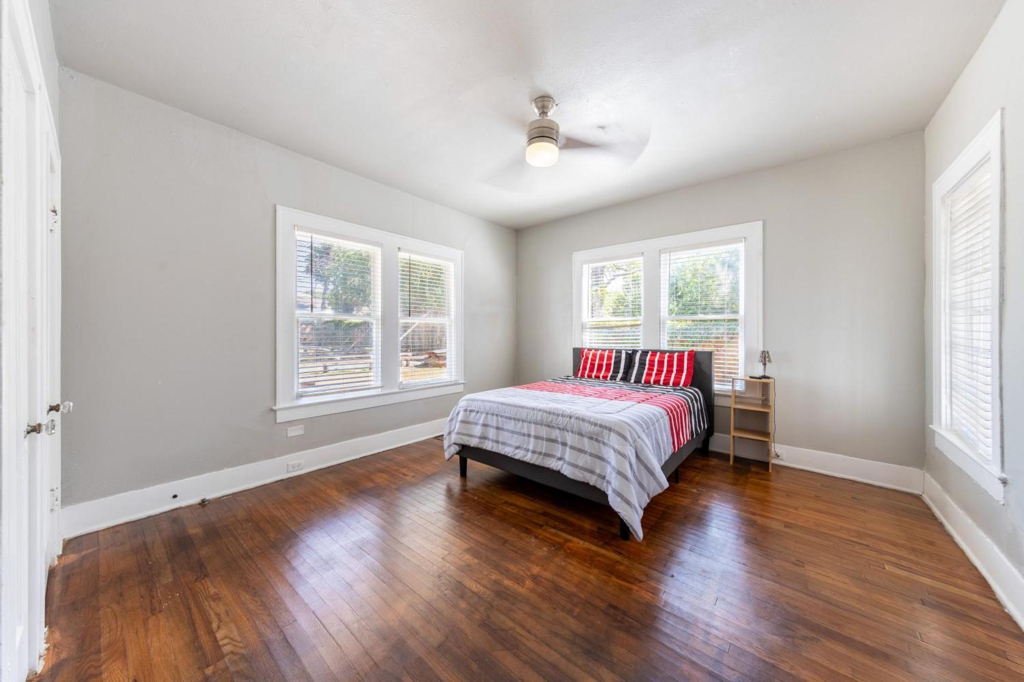 Luxurious 6 Bedroom Near Downtown Villa *